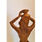 Statueta din lemn Femeia cu ulciorul